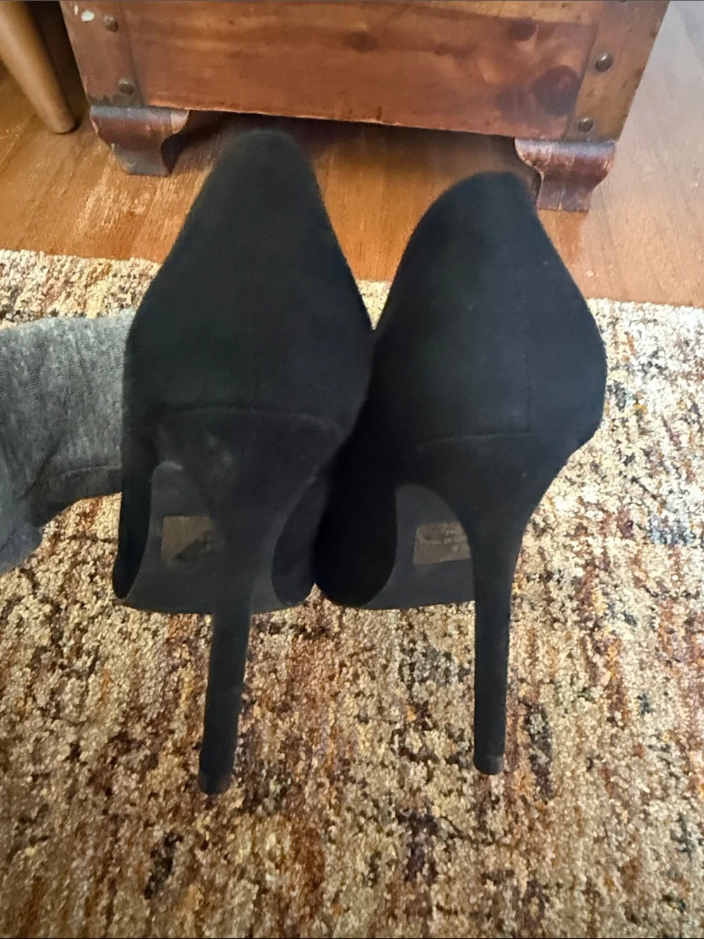 New Lulus black suede scalloped pumps